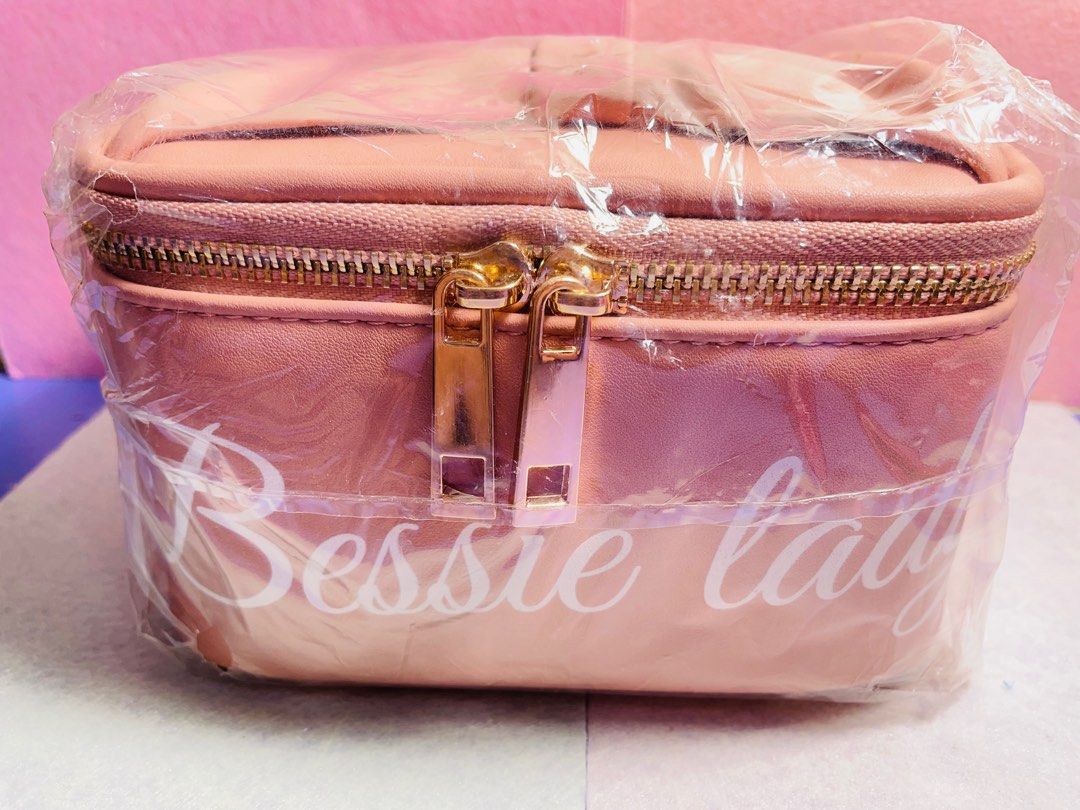 由 zxc12478 (刊登 ID 1379082332，圖片 2) 提交，位於 新北市 (New Taipei) 的 化妝包 (類別：個人消毒用品)，說明：。