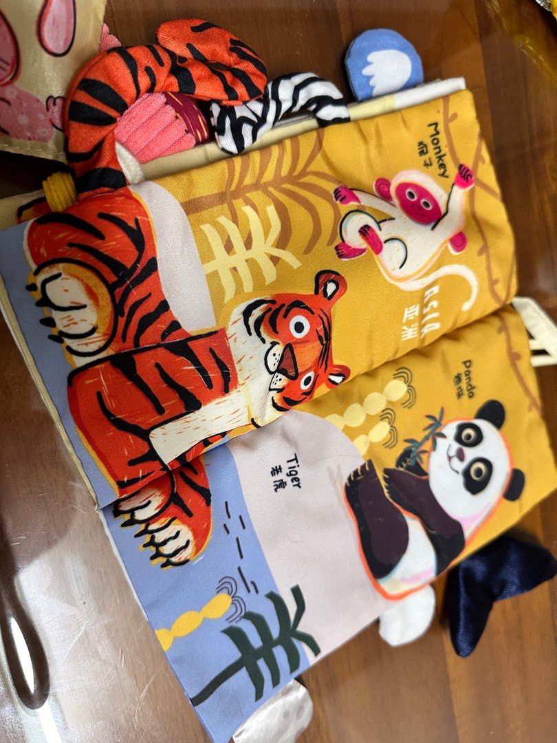 由 tiara_30 (刊登 ID 1378922941，圖片 1) 提交，位於 新北市 (New Taipei) 的 這是誰的尾巴🐯 嬰兒布書繪本 (類別：嬰兒玩具)，說明：。