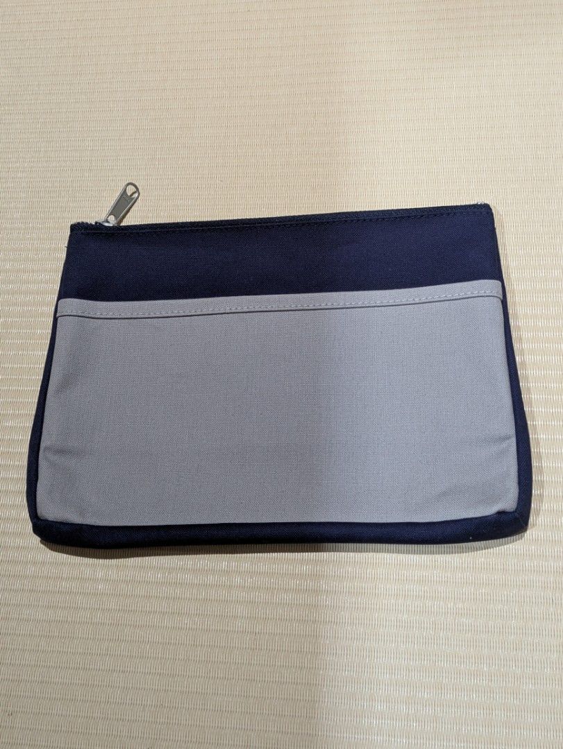 由 m66660000 (刊登 ID 1379023412，圖片 1) 提交，位於 新北市 (New Taipei) 的 中川政七商店帆布雙層收納袋 藍 (類別：孕婦用品)，說明：全新未使用，外包裝已拆。購自日本網站，內有多隔層可分別收納卡片，可做為收納母子手帳用。。