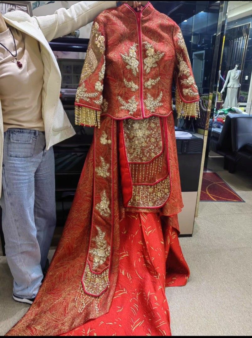 結婚 中式禮服 裙褂 馬褂 出門 （分類：套裝）位於 Hong Kong。 由 canyuet 提交（商品編號 1379089869，圖片 4）。簡介： 結婚，中式 出門，裙褂 男L-XL 女 M-L 每套60 試穿過一次，好新浄 可夾時間，地點交收。