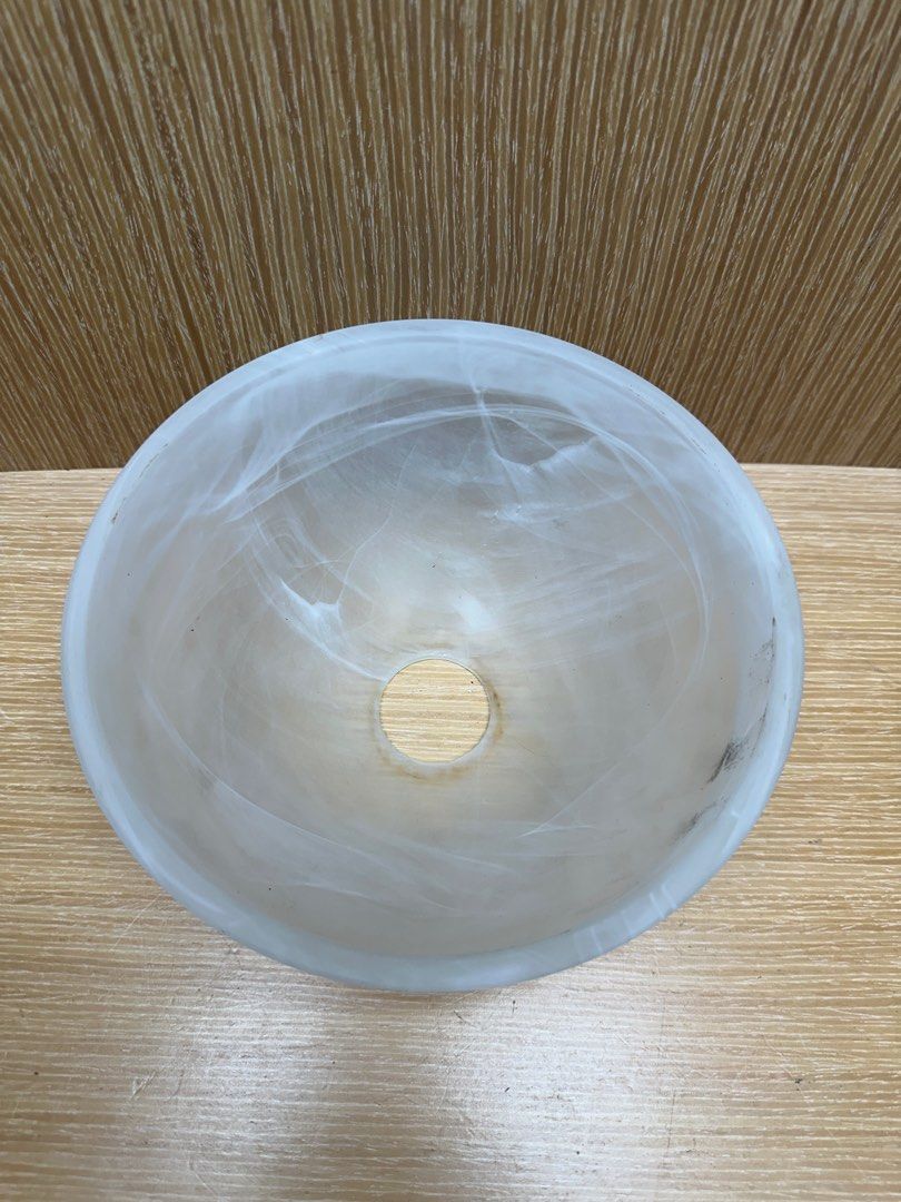 由 loyalty533 (刊登 ID 1379036268，圖片 2) 提交，位於 新北市 (New Taipei) 的 二手厚玻璃燈罩 厚玻璃燈罩 吊扇燈玻璃 圓型玻璃燈罩 燈飾配件 二手燈罩 (類別：燈飾)，說明：｛商品名稱｝二手厚玻璃燈罩 厚玻璃燈罩 吊扇燈玻璃 圓型玻璃燈罩 燈飾配件 二手燈罩 ｛出貨｝新北市新店區 ｛商品狀況｝二手 外觀有些許使用及歲月痕跡、幾成新見仁見智、無法回答此問題、品項如圖片幾張及商品敘述自行參考、完美主義、高標準請勿購買哦、下標前請先詢問是否有《現貨》 謝謝 ◠‿◠ ｛功能｝正常 寄送不容易，請確認尺寸確定合用再購買 ｛數量｝圖上 1只 ｛材質｝玻璃 ｛顏色｝如圖 商品都為實物拍攝、商品顏色、品相、新舊程度、會因拍攝的關係跟實際可能會有些許不同 ｛配件｝沒有原始盒裝、（如圖所有配件）就沒有任何配件了喔、售出後請勿再詢問沒有說明或沒有拍攝到的配件哦、我沒有辦法再給你多餘的配件哦～ ｛尺寸｝如圖 小孔內徑的尺寸約4公分大孔內徑約18.5公分高度約10公分