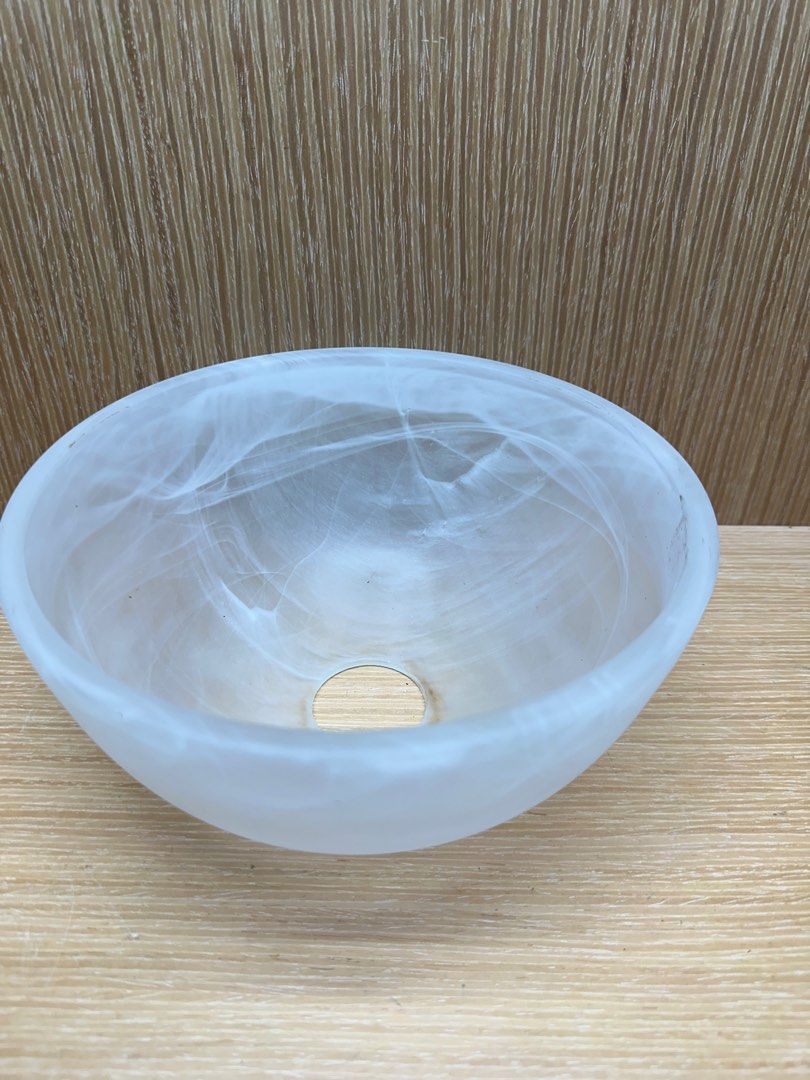 由 loyalty533 (刊登 ID 1379036268，圖片 1) 提交，位於 新北市 (New Taipei) 的 二手厚玻璃燈罩 厚玻璃燈罩 吊扇燈玻璃 圓型玻璃燈罩 燈飾配件 二手燈罩 (類別：燈飾)，說明：｛商品名稱｝二手厚玻璃燈罩 厚玻璃燈罩 吊扇燈玻璃 圓型玻璃燈罩 燈飾配件 二手燈罩 ｛出貨｝新北市新店區 ｛商品狀況｝二手 外觀有些許使用及歲月痕跡、幾成新見仁見智、無法回答此問題、品項如圖片幾張及商品敘述自行參考、完美主義、高標準請勿購買哦、下標前請先詢問是否有《現貨》 謝謝 ◠‿◠ ｛功能｝正常 寄送不容易，請確認尺寸確定合用再購買 ｛數量｝圖上 1只 ｛材質｝玻璃 ｛顏色｝如圖 商品都為實物拍攝、商品顏色、品相、新舊程度、會因拍攝的關係跟實際可能會有些許不同 ｛配件｝沒有原始盒裝、（如圖所有配件）就沒有任何配件了喔、售出後請勿再詢問沒有說明或沒有拍攝到的配件哦、我沒有辦法再給你多餘的配件哦～ ｛尺寸｝如圖 小孔內徑的尺寸約4公分大孔內徑約18.5公分高度約10公分