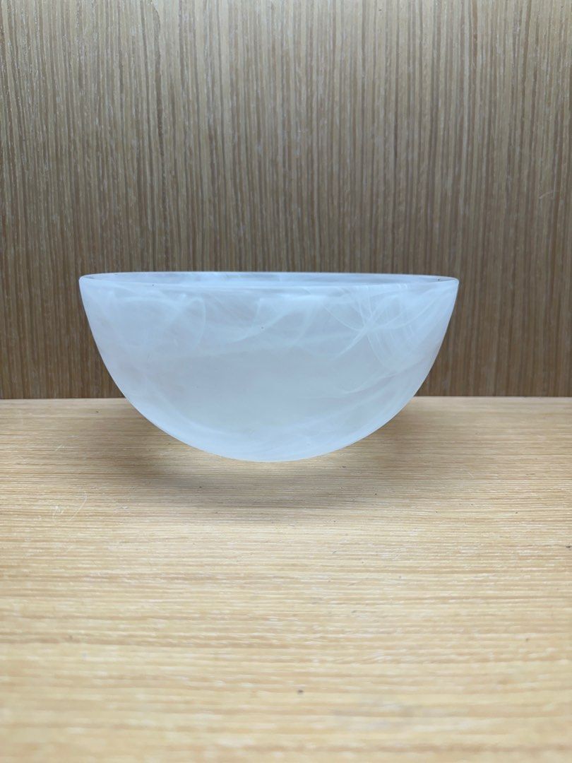 由 loyalty533 (刊登 ID 1379036268，圖片 3) 提交，位於 新北市 (New Taipei) 的 二手厚玻璃燈罩 厚玻璃燈罩 吊扇燈玻璃 圓型玻璃燈罩 燈飾配件 二手燈罩 (類別：燈飾)，說明：｛商品名稱｝二手厚玻璃燈罩 厚玻璃燈罩 吊扇燈玻璃 圓型玻璃燈罩 燈飾配件 二手燈罩 ｛出貨｝新北市新店區 ｛商品狀況｝二手 外觀有些許使用及歲月痕跡、幾成新見仁見智、無法回答此問題、品項如圖片幾張及商品敘述自行參考、完美主義、高標準請勿購買哦、下標前請先詢問是否有《現貨》 謝謝 ◠‿◠ ｛功能｝正常 寄送不容易，請確認尺寸確定合用再購買 ｛數量｝圖上 1只 ｛材質｝玻璃 ｛顏色｝如圖 商品都為實物拍攝、商品顏色、品相、新舊程度、會因拍攝的關係跟實際可能會有些許不同 ｛配件｝沒有原始盒裝、（如圖所有配件）就沒有任何配件了喔、售出後請勿再詢問沒有說明或沒有拍攝到的配件哦、我沒有辦法再給你多餘的配件哦～ ｛尺寸｝如圖 小孔內徑的尺寸約4公分大孔內徑約18.5公分高度約10公分