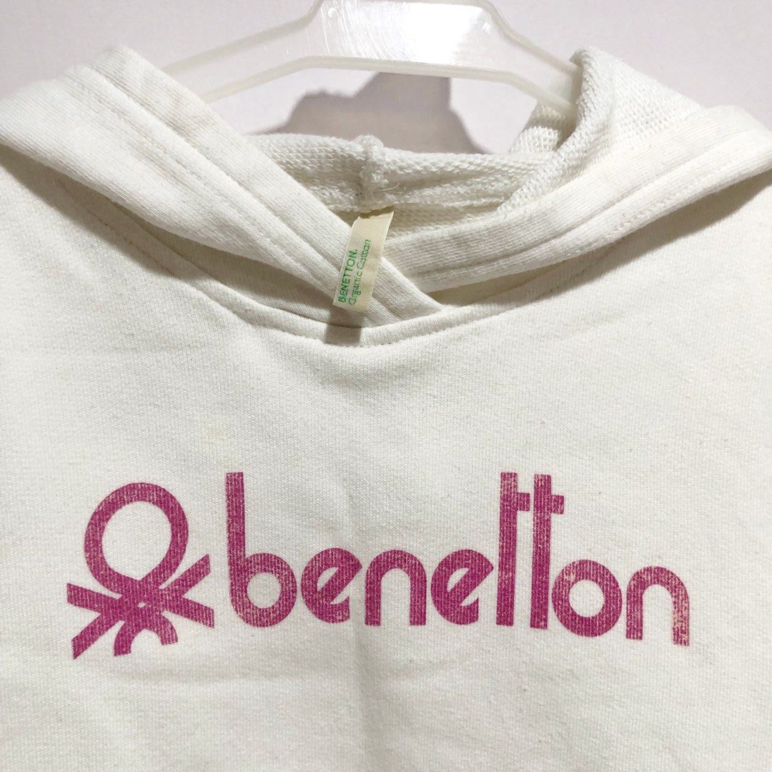 由 jls_present (刊登 ID 1379091593，圖片 2) 提交，位於 高雄市 (Kaohsiung) 的 童裝 BENETTON 秋冬 純棉印花 連帽長袖T恤 (類別：嬰兒及兒童流行時尚)，說明：♥️ 二手商品，朋友託售。沒有破損、有毛球、有幾處小髒污，明顯正常使用痕跡，不介意再下單。 ♥️ 材質：100%棉。 ♥️ 平量尺寸（公分）：肩寬31 * 胸寬36 * 下襬寬32 * 袖長47 * 全長51。 ♥️ 運費：超商店到店$60。。