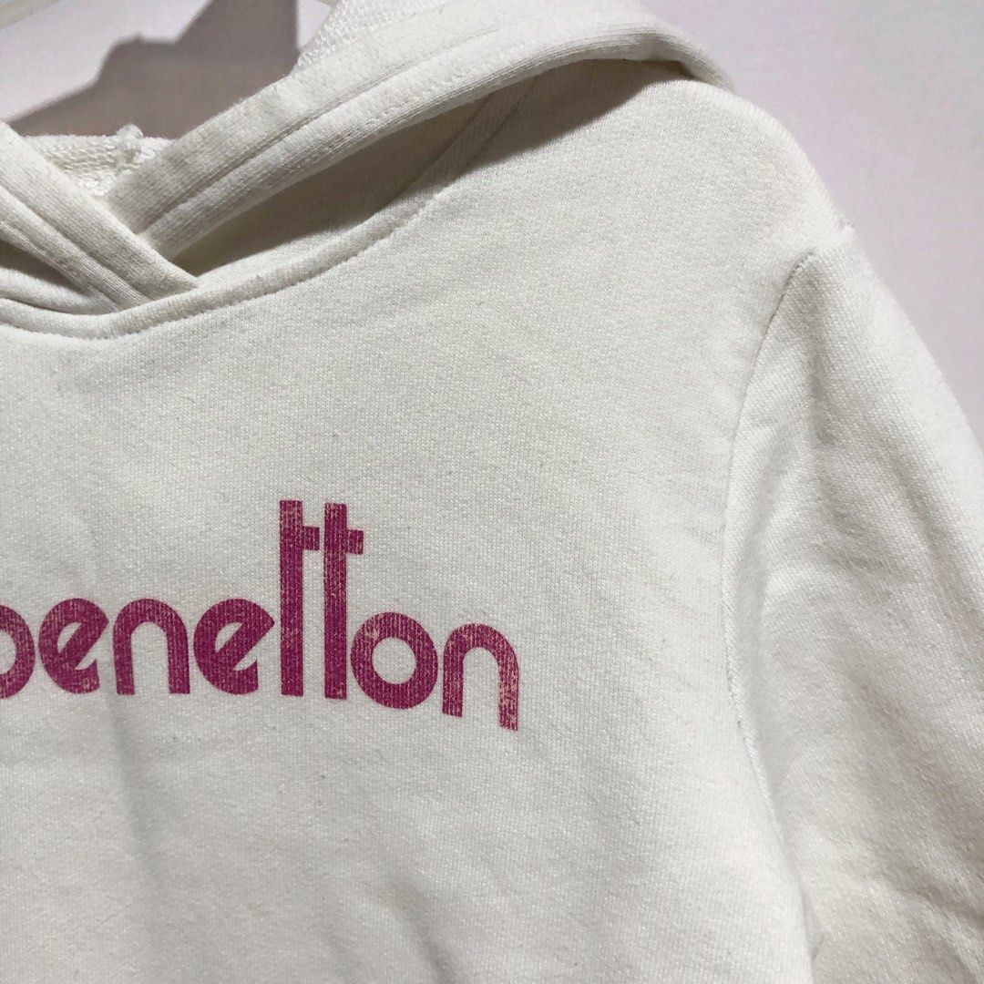 由 jls_present (刊登 ID 1379091593，圖片 3) 提交，位於 高雄市 (Kaohsiung) 的 童裝 BENETTON 秋冬 純棉印花 連帽長袖T恤 (類別：嬰兒及兒童流行時尚)，說明：♥️ 二手商品，朋友託售。沒有破損、有毛球、有幾處小髒污，明顯正常使用痕跡，不介意再下單。 ♥️ 材質：100%棉。 ♥️ 平量尺寸（公分）：肩寬31 * 胸寬36 * 下襬寬32 * 袖長47 * 全長51。 ♥️ 運費：超商店到店$60。。