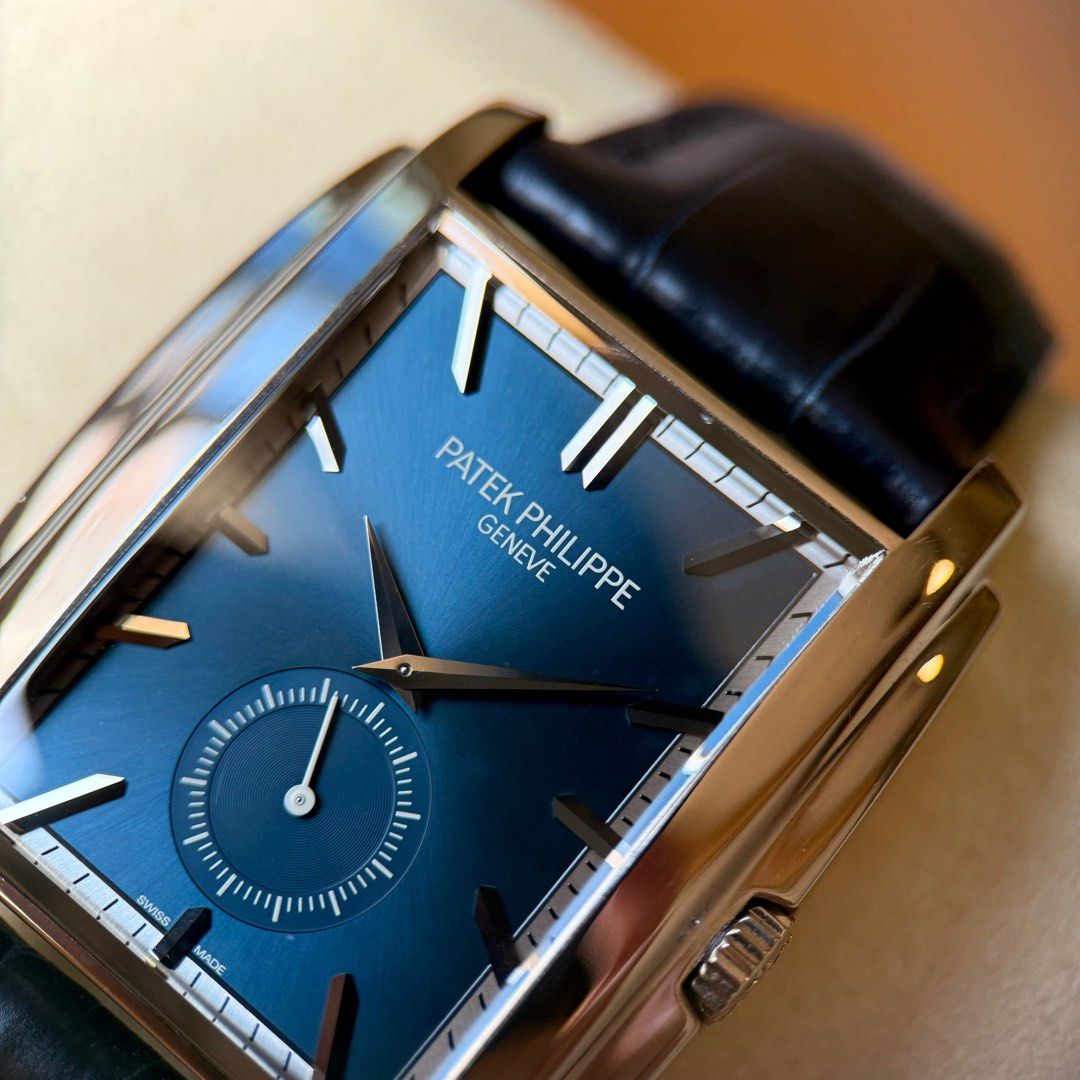 Patek Philippe Gondolo 5124G-011 (Category: Watches) located in Singapore. Submitted by deuceseven (Listing ID 1295206642, Image 2). Description: Condition: 9.8/10 (very close to Mint, unpolished‼️) A Patek you dont see everyday, the Gondolo 5124G in Sunburst Blue😎 Ref. 5124G-011 ✅ The Gondolo represents an unlikely bit of Patek Philippe history. One of the most prolific watch retailers of the late 19th century was Gondolo & Labouriau, based in 