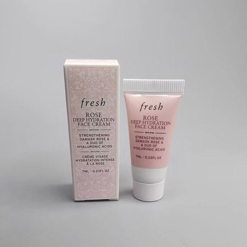 由 COCO_buybuy (刊登 ID 1378936011，圖片 1) 提交，位於 台南市 (Tainan) 的 現貨 法國FRESH rose deep cream 馥蕾詩 大馬士革玫瑰深層保濕面霜 玫瑰霜 保濕霜日霜7ML (類別：護膚、清潔產品)，說明：來自法國的保養品牌 FRESH，以天然植萃成分打造溫和保濕配方。這款深層保濕面霜蘊含大馬士革玫瑰花水與玫瑰精萃，質地輕盈卻富含滋潤度，為肌膚帶來持久水潤感與柔嫩膚觸。 ⸻ 💡商品特點 • 添加大馬士革玫瑰花水與玫瑰花蠟，提供肌膚溫和滋潤感 • 含雙重透明質酸（高、低分子），加強肌膚表層與底層的保水力 • 柔潤乳霜質地，適合作為日霜使用，打造細緻光澤膚感 • 適合各種膚質，特別是乾性或中性膚質 ⸻ ✅使用方式 早晚潔膚、化妝水與精華後，取適量塗抹於臉部與頸部，輕柔按摩至吸收即可。 ⸻ 📦商品資訊 • 容量：7ml（旅行裝） • 製造地：法國 • 適用膚質：中性～乾性肌膚 • 商品來源：歐美百貨公司正品現貨。