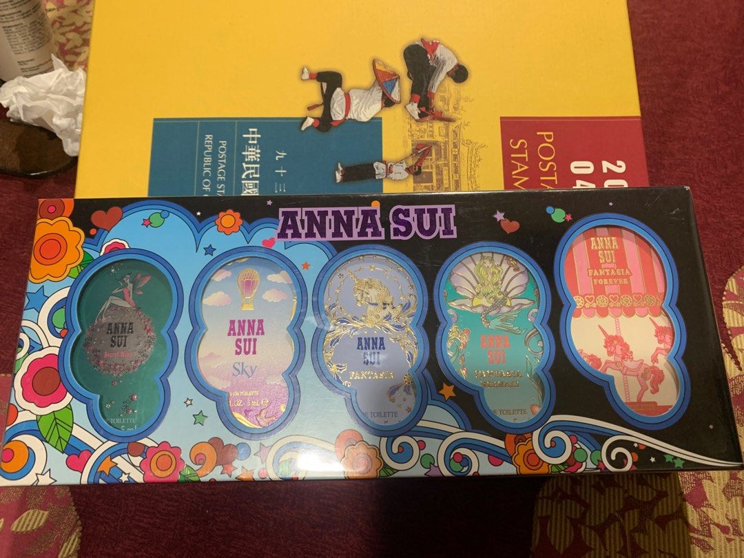由 wenmindy (刊登 ID 1379060438，圖片 1) 提交，位於 台北市 (Taipei) 的 ANNA SUI 摩登迷你小香禮盒，800不議囉 (類別：香水、體香劑)，說明：。