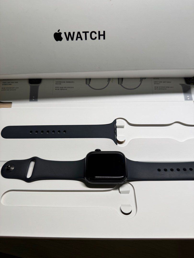 Apple Watch SE 44mm (Category: Wearables & Smart Watches) located in Singapore. Submitted by uospa (Listing ID 1379089810, Image 2). Description: Apple Watch SE GPS 2022 Midnight Aluminium Case with Midnight Sport Band - Regular, GPS, 44 Bought from Apple Extra Strap included Battery health 91% Charger included if u want.