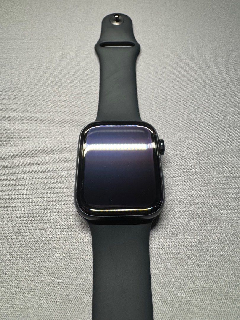 Apple Watch SE 44mm (Category: Wearables & Smart Watches) located in Singapore. Submitted by uospa (Listing ID 1379089810, Image 3). Description: Apple Watch SE GPS 2022 Midnight Aluminium Case with Midnight Sport Band - Regular, GPS, 44 Bought from Apple Extra Strap included Battery health 91% Charger included if u want.