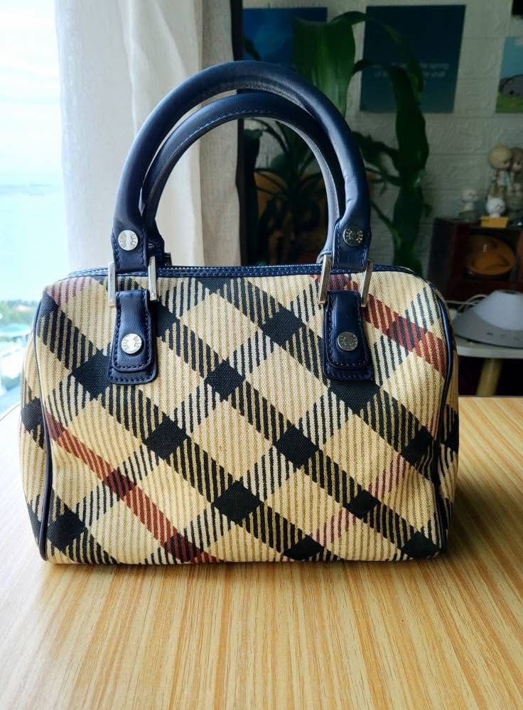 Authentic Daks Doctors Bag (Category: Luxury Bags & Wallets) located in Quezon City. Submitted by jhaediah (Listing ID 1378999136, Image 1). Description: Ang nice ni D @ K $ doctors bag Excellent Condition🥰 Small to Medium size 9.5 x 6.5 inches Canvass material • All bags we sell are 100% authentic and in good condition. 🩵 Kindly keep in mind that most of the bags we offer are vintage or pre-owned and as such, they may feature normal signs of w