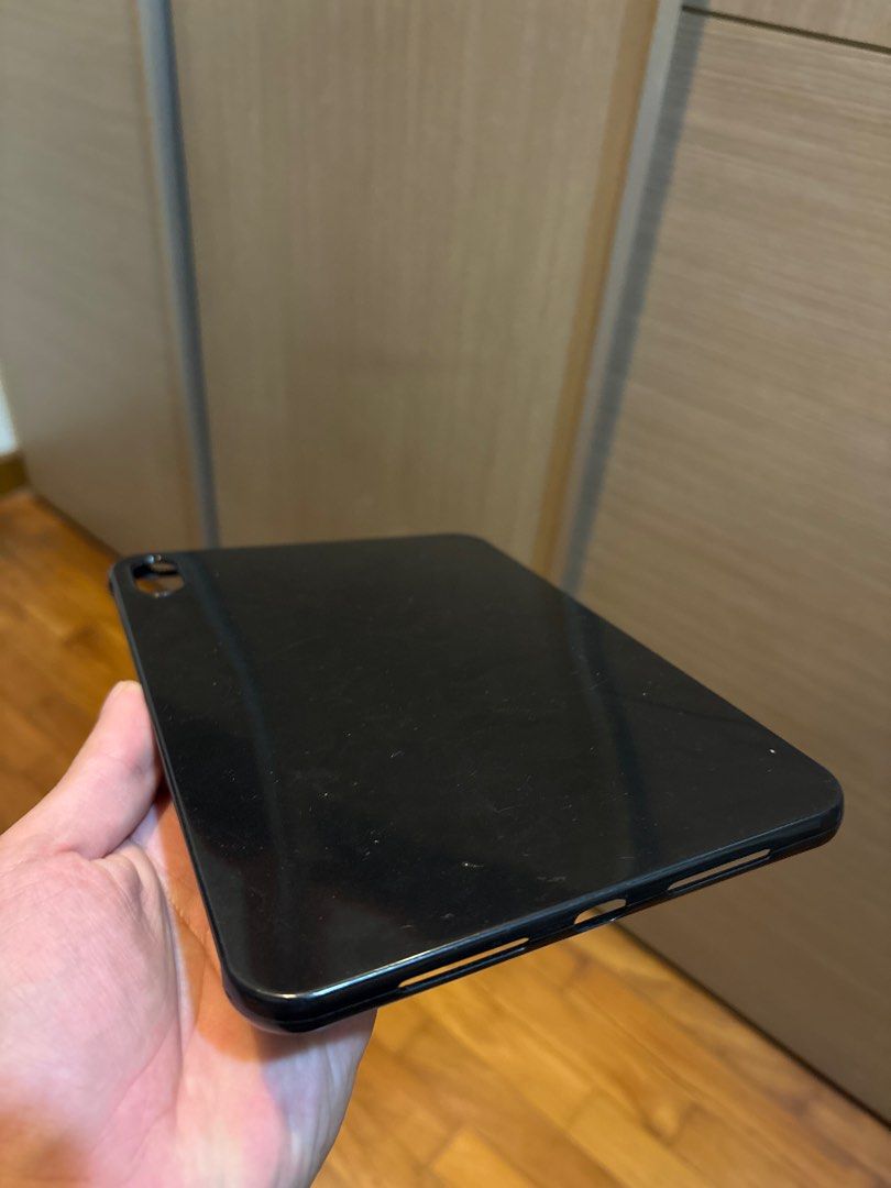Black iPad mini 6 Case (Category: Cases & Sleeves) located in Singapore. Submitted by felzus (Listing ID 1379116176, Image 1). Description: Some marks on the back .