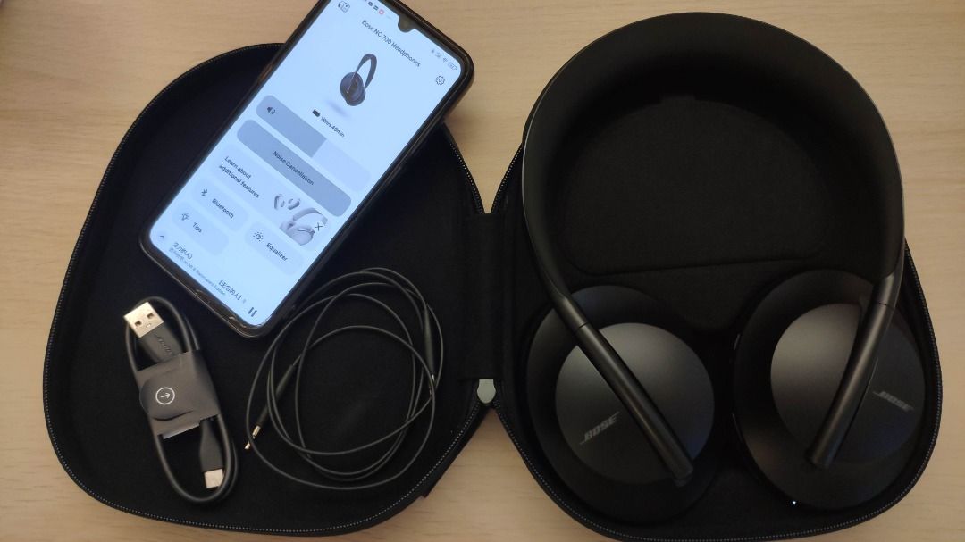 由 zhogood (刊登 ID 1379017669，圖片 1) 提交，位於 新北市 (New Taipei) 的 bose nc700 noise cancelling 消噪耳機 無線藍芽耳機 (類別：頭戴式耳機)，說明：🔸功能正常，無刮傷，保存很好 🔸可連手機APP ，支援語音助理 🔸已過保固，配件如圖 👉附配件： 🔸原廠收納包 🔸USB-C 充電線 🔸3.5mm 音訊連接線 歡迎詢問聊聊～ 。