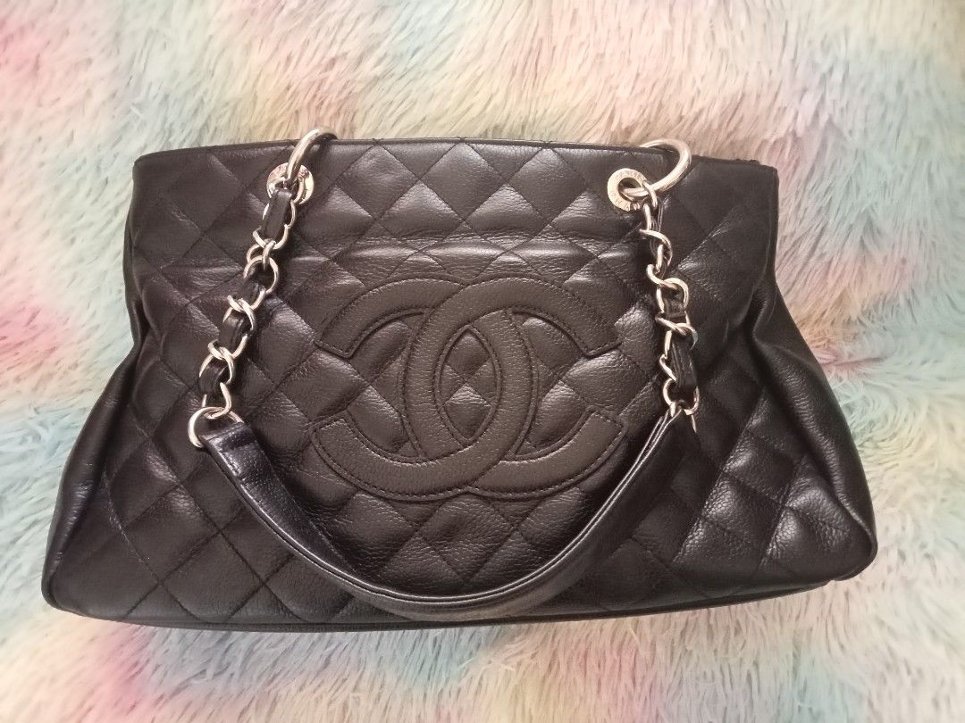 Chanel Shoulder Bag (Category: Luxury Bags & Wallets) located in Makati City. Submitted by justmine1216 (Listing ID 1379038659, Image 1). Description: Chanel Bag Black Color Medium Size.