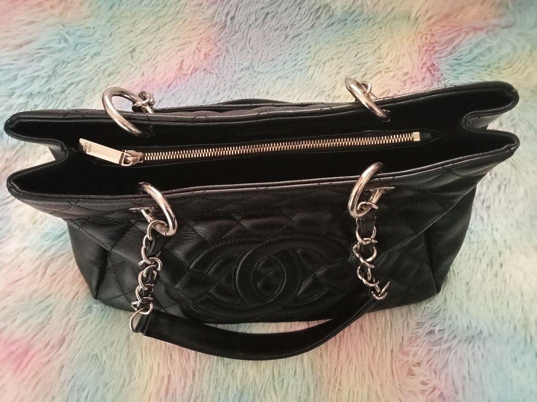 Chanel Shoulder Bag (Category: Luxury Bags & Wallets) located in Makati City. Submitted by justmine1216 (Listing ID 1379038659, Image 3). Description: Chanel Bag Black Color Medium Size.