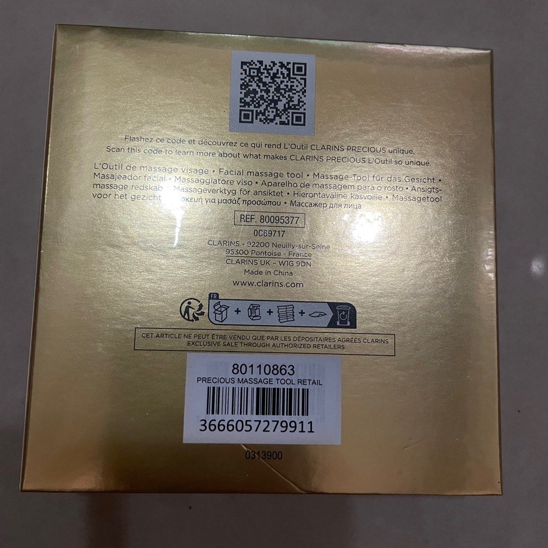 由 lulumeee (刊登 ID 1379117273，圖片 2) 提交，位於 新北市 (New Taipei) 的 克蘭詩Clarins至臻凝時月神花按摩儀 (類別：護膚、清潔產品)，說明：產品特點 加強乳霜的平滑緊緻效果。 重煥肌膚透亮光采。 有助放鬆面部繃緊感覺。 了解更多 獨特的按摩護膚工具，模擬手部按壓觸感，能夠緊密貼合臉部每一個部位，幫助加強乳霜的平滑緊緻功效，同時有助喚醒肌膚光澤。柔密的白色部分，能夠模仿指尖「動作」，幫助舒緩肌膚緊張區域、促進能量循環。涼感「軟墊」部分，能夠達至緊膚和放鬆效果。邊緣「新月」側，則可為肌膚提供有效且有益的按摩效果。由克蘭詩研究所創造，啟發自克蘭詩法式按摩手法，刷新肌膚護理的感受，提升保養功效。 原價$4300。