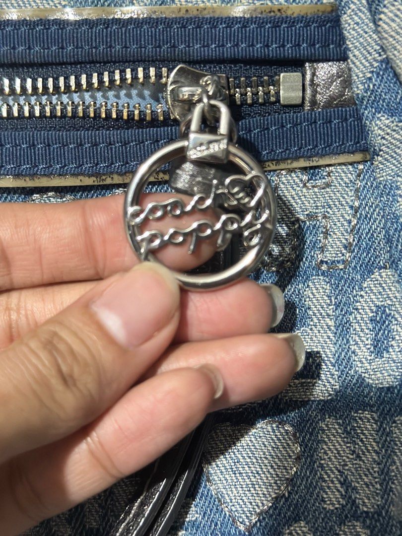 COACH POPPY DENIM BAG (Category: Luxury Bags & Wallets) located in Cainta. Submitted by margtu (Listing ID 1378981457, Image 3). Description: Original SN NO. A1176-16991.
