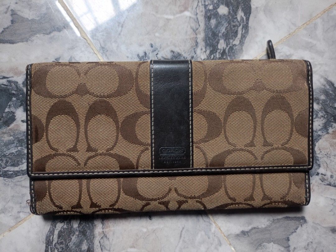 Coach wallet (Category: Luxury Bags & Wallets) located in Pili. Submitted by montealegr37922 (Listing ID 1378978566, Image 1). Description: vintage Coach wallet.