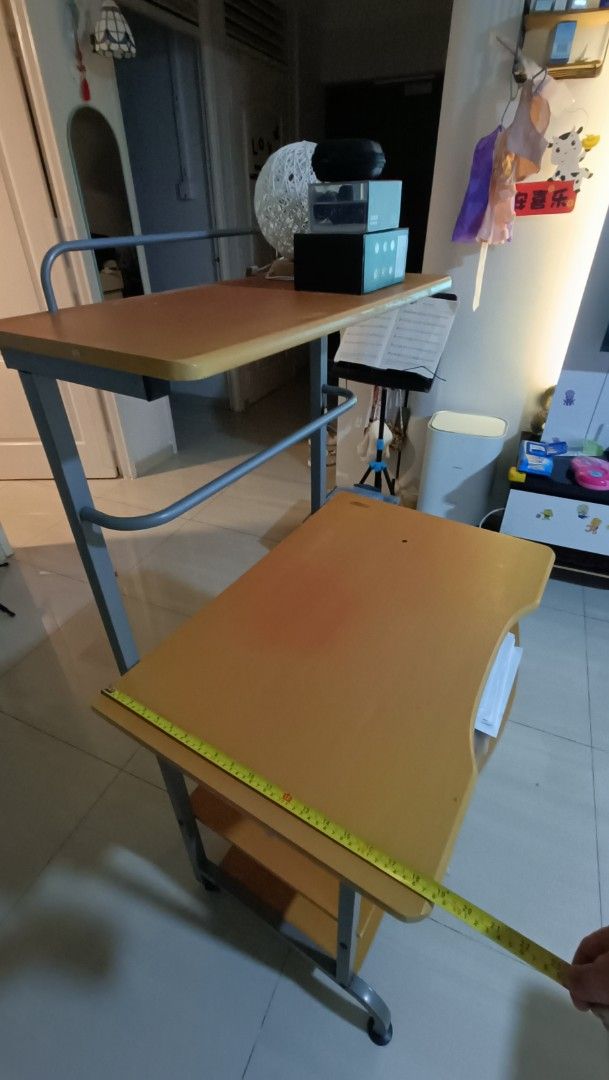 Computer Table (Category: Tables & Sets) located in Singapore. Submitted by kay_boutique (Listing ID 1379056508, Image 2). Description: 48*72*122.