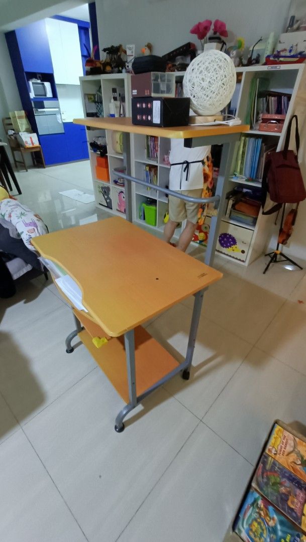 Computer Table (Category: Tables & Sets) located in Singapore. Submitted by kay_boutique (Listing ID 1379056508, Image 3). Description: 48*72*122.