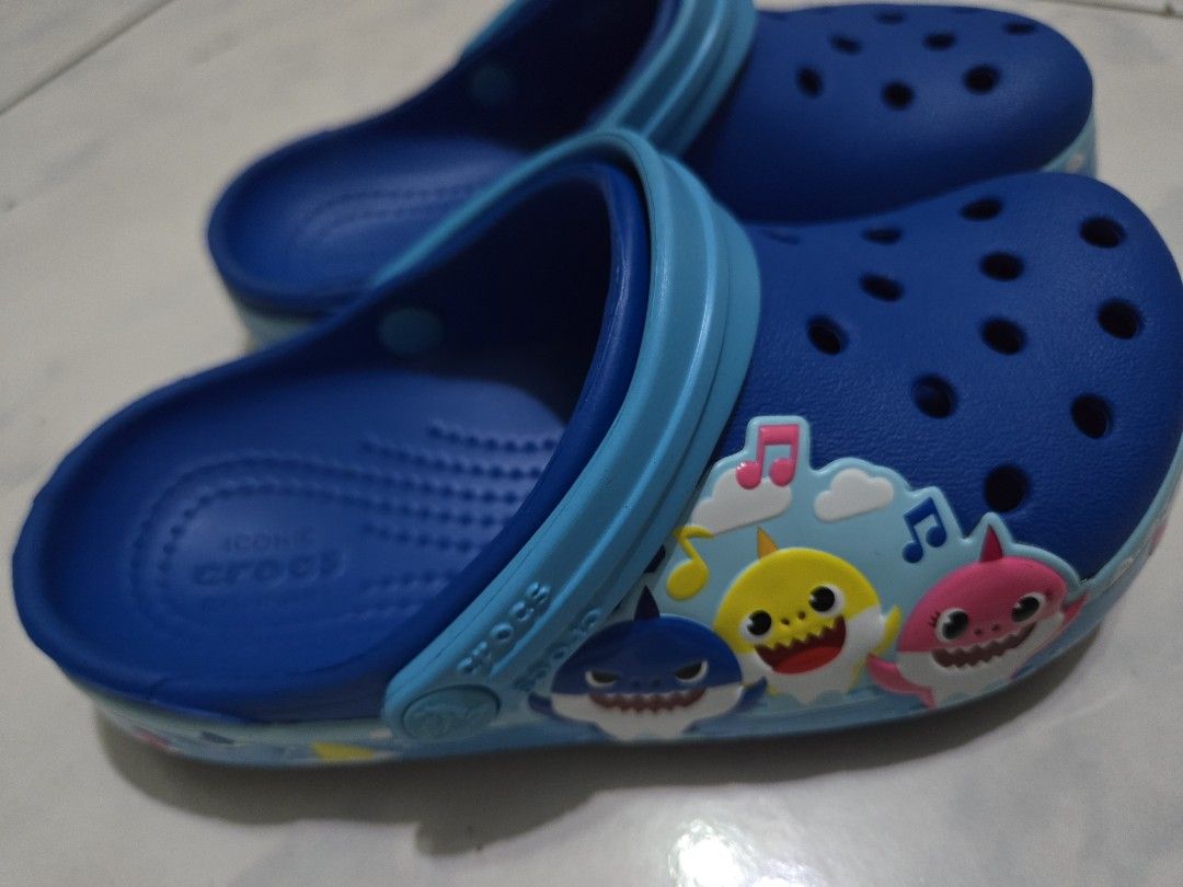 由 hrong0806 (刊登 ID 1379050108，圖片 1) 提交，位於 台中市 (Taichung) 的 Crocs鯊魚寶寶鞋尺寸C11 (類別：嬰兒及兒童流行時尚)，說明：兒子穿一次，覺得太小就不穿了 尺寸C11 正品。