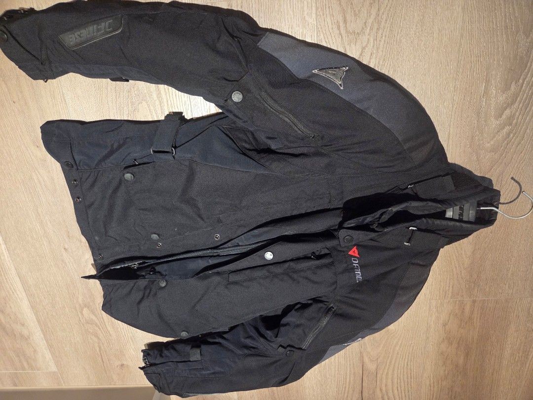 由 bertelli0067960 (刊登 ID 1378985356，圖片 1) 提交，位於 台北市 (Taipei) 的 防摔衣dainese (類別：汽機車零配件)，說明：。