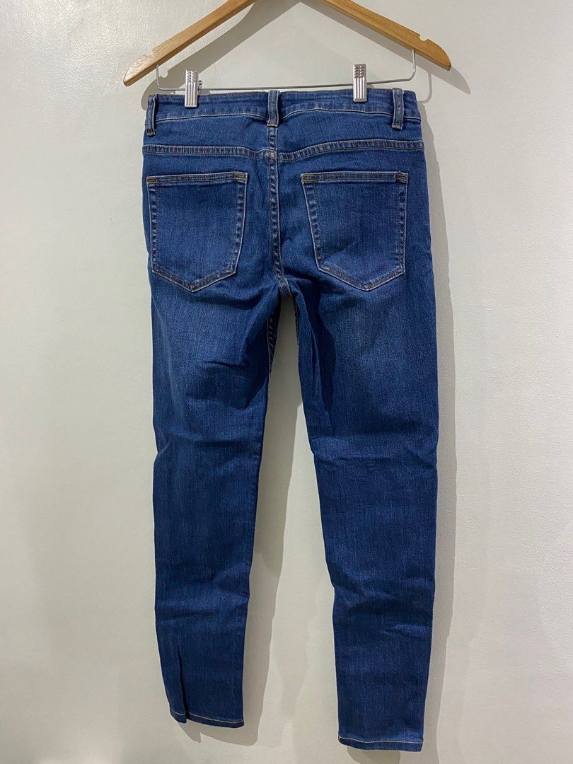 Forever21 Denim Jeans Dark Blue (Category: Jeans) located in Quezon City. Submitted by r_decluttering (Listing ID 1379095387, Image 3). Description: Forever21 Denim Jeans Dark Blue Size 29/30 Length: 37 Leg opening: 5 | baston No issues.