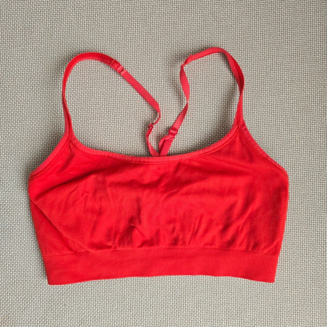 Forever21 Red Sports Bra (Category: Activewear) located in Quezon City. Submitted by ahlexaa (Listing ID 1378994865, Image 1). Description: Brand: Forever 21 Size: XS Color: Red Usage: Lightly used Flaws: None Note this doesn't come with pads 💸 Payments via Gcash only 🚚 Shipping from QC, via Grab/Lalamove, Gogoexpress. Fee c/o buyer ❌️ No returns or exchanges. All sales are final.