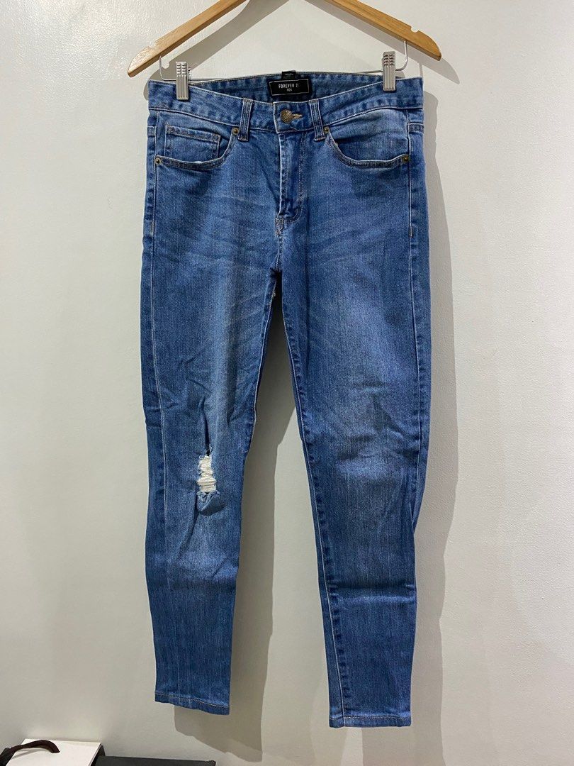 Forever21 Ripped Denim Jeans (Category: Jeans) located in Quezon City. Submitted by r_decluttering (Listing ID 1379095591, Image 2). Description: Forever21 Ripped Denim Jeans Size 29/30 Length: 36.5 Leg opening: 5 | baston No issues .