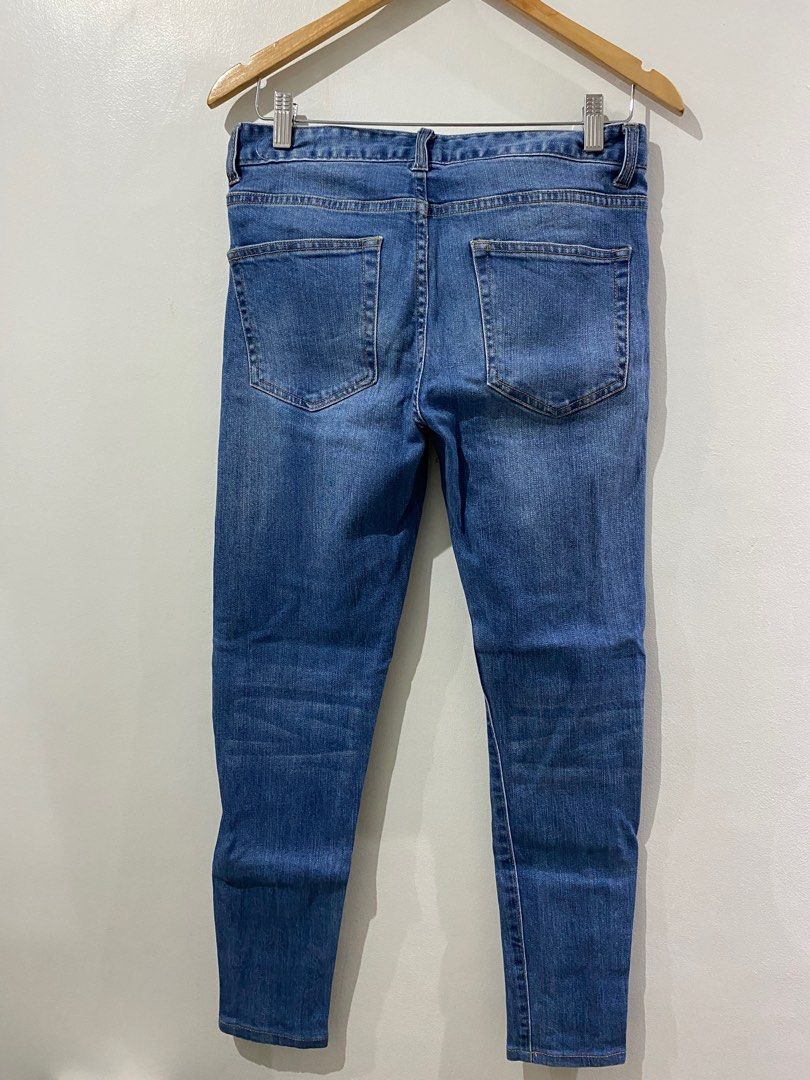 Forever21 Ripped Denim Jeans (Category: Jeans) located in Quezon City. Submitted by r_decluttering (Listing ID 1379095591, Image 3). Description: Forever21 Ripped Denim Jeans Size 29/30 Length: 36.5 Leg opening: 5 | baston No issues .