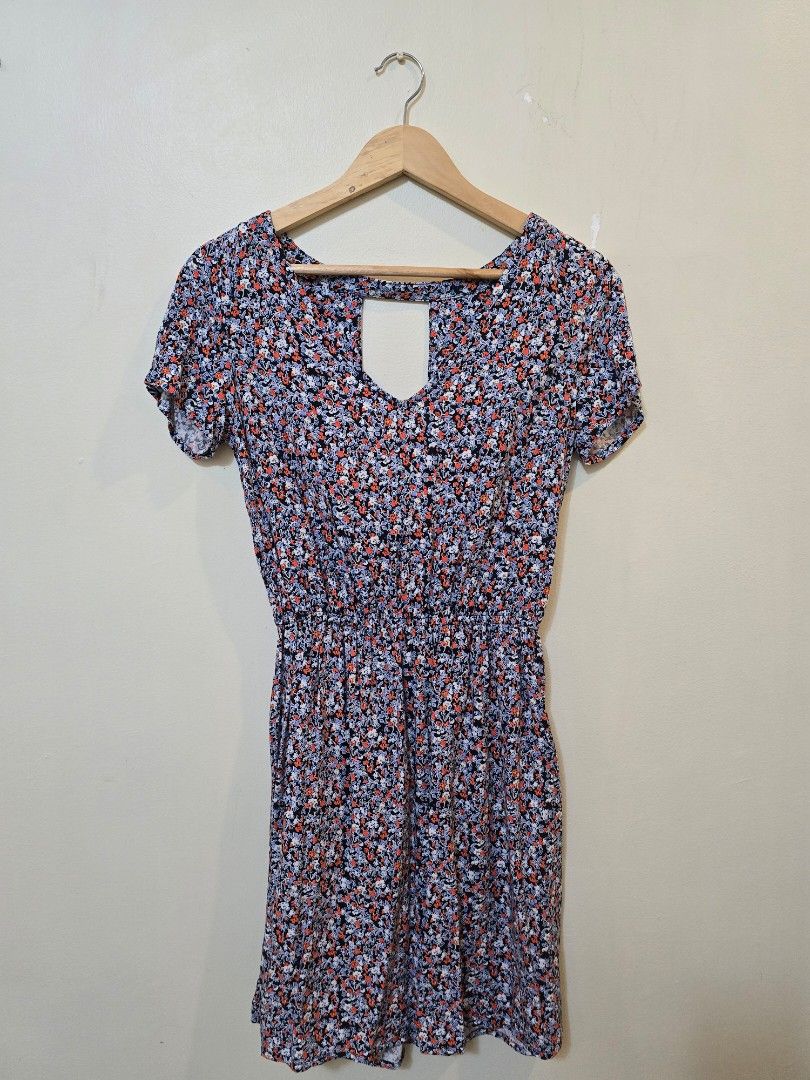 Gap Floral Dress (Category: Dresses) located in Malolos. Submitted by ciantin (Listing ID 1378974003, Image 1). Description: Fits XS-S. Maganda ang tela.