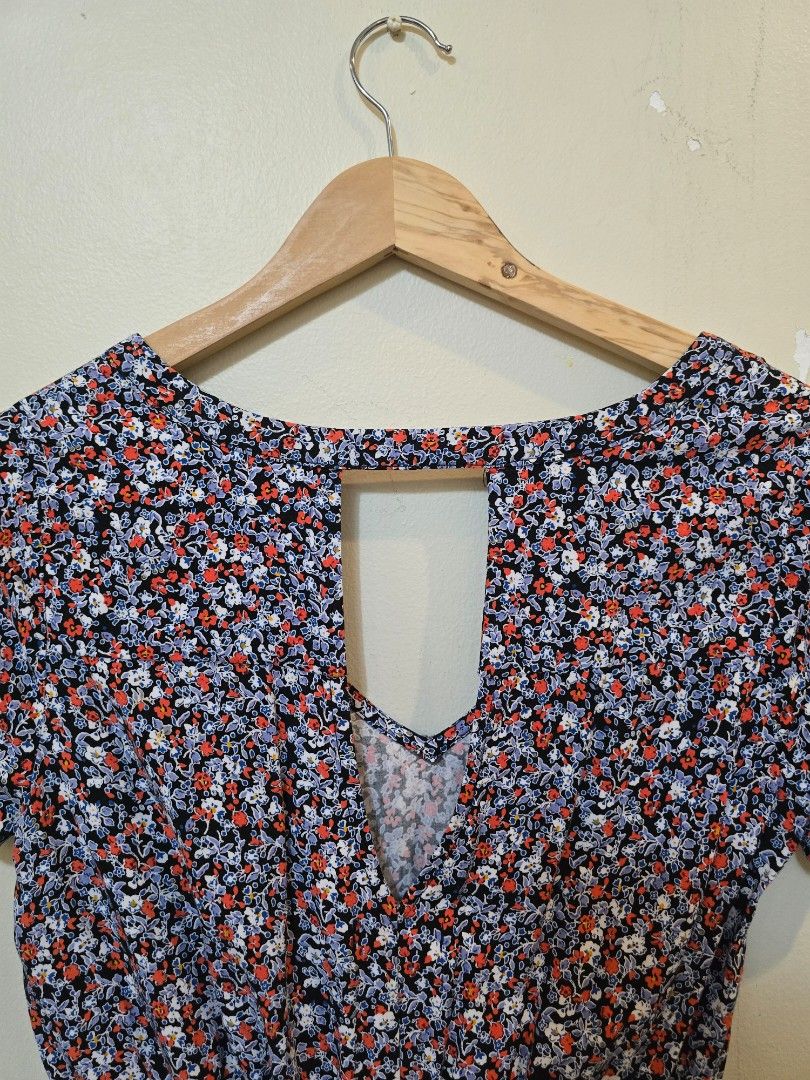 Gap Floral Dress (Category: Dresses) located in Malolos. Submitted by ciantin (Listing ID 1378974003, Image 2). Description: Fits XS-S. Maganda ang tela.