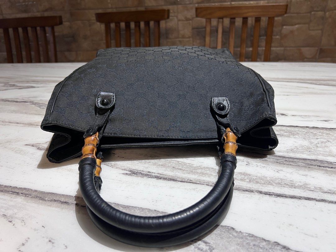 gucci hand bag (Category: Shoulder Bags) located in Tarlac. Submitted by Filritz_8 (Listing ID 1379058861, Image 3). Description: Sobra Ganda nya Walang rubs or flaws malinis loob Original gucci .