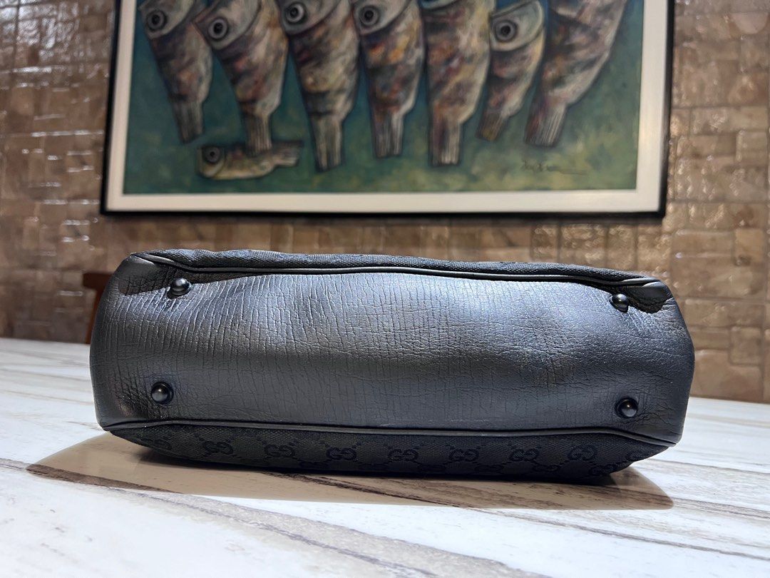 gucci hand bag (Category: Shoulder Bags) located in Tarlac. Submitted by Filritz_8 (Listing ID 1379058861, Image 2). Description: Sobra Ganda nya Walang rubs or flaws malinis loob Original gucci .