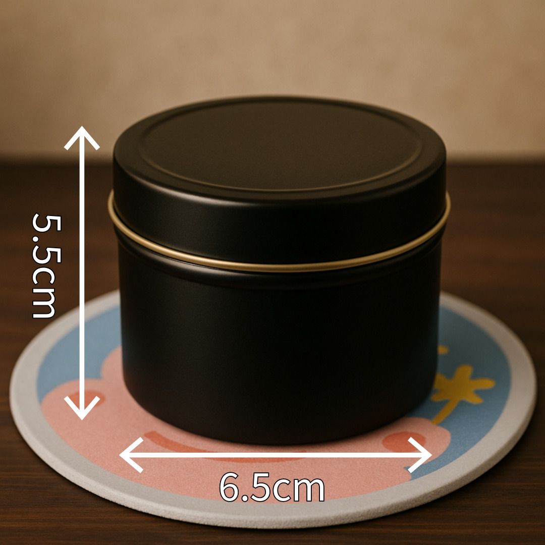 由 hamster.candle (刊登 ID 1379110717，圖片 2) 提交，位於 新北市 (New Taipei) 的 *hamster.candle* 手工蠟燭 馬口鐵罐 容器蠟燭 擺設蠟燭 各種香氣 大豆蠟+椰子蠟 80G (類別：居家香薰)，說明：手工蠟燭 容器蠟燭 擺設蠟燭 各種香氣 雖然很可愛 但不可以食用喔 內容物:大豆蠟+椰子蠟+燭芯+香精 黑色馬口鐵罐 長:5cm 寬:7cm 手工製作需要3~5天 看複雜程度 目前只販售容器蠟燭因為是手工製作 會有瑕疵皆為正常!!! 但我會努力讓她漂漂亮亮的到您手裡!! 香氣選擇!! SWEET HEART (香甜氣味) 香甜草本(似 含羞草小荳蔻) 薰衣草(似 LE LABO31) 草本清香(似 LE LABO東京10) 高雅花香(似 潘海莉根月亮女神) 玫瑰(似Diptyque 玫瑰之水) 玫瑰花香(似 潘海利根狐狸玫瑰) 微甜無花果(似 希臘無花果) 法國檀香(就...沈木香) 東方清新調(似 曠野之心) - 燃燒時請放
