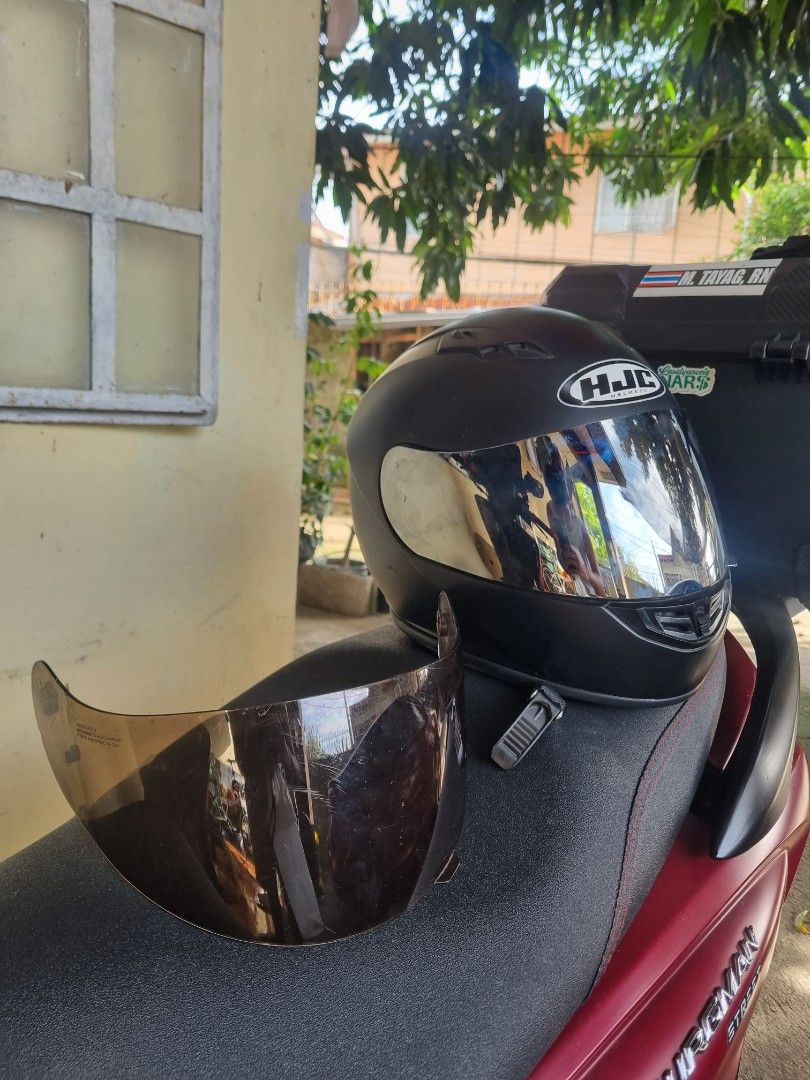 HJC CS-15 XL Full Face Helmet (Category: Helmets and other Riding Gears) located in Cavite. Submitted by marxvenn (Listing ID 1379020610, Image 3). Description: Selling my HJC CS-15 Full Face Helmet, Size XL. Comes with a free HJC helmet bag and replacement visor. The helmet is still in good condition — no cracks on the outer shell or visor. Foam is also still intact with no foul odor. INTERCOM NOT INCLUDED Issue: Minor scratches and a small crac