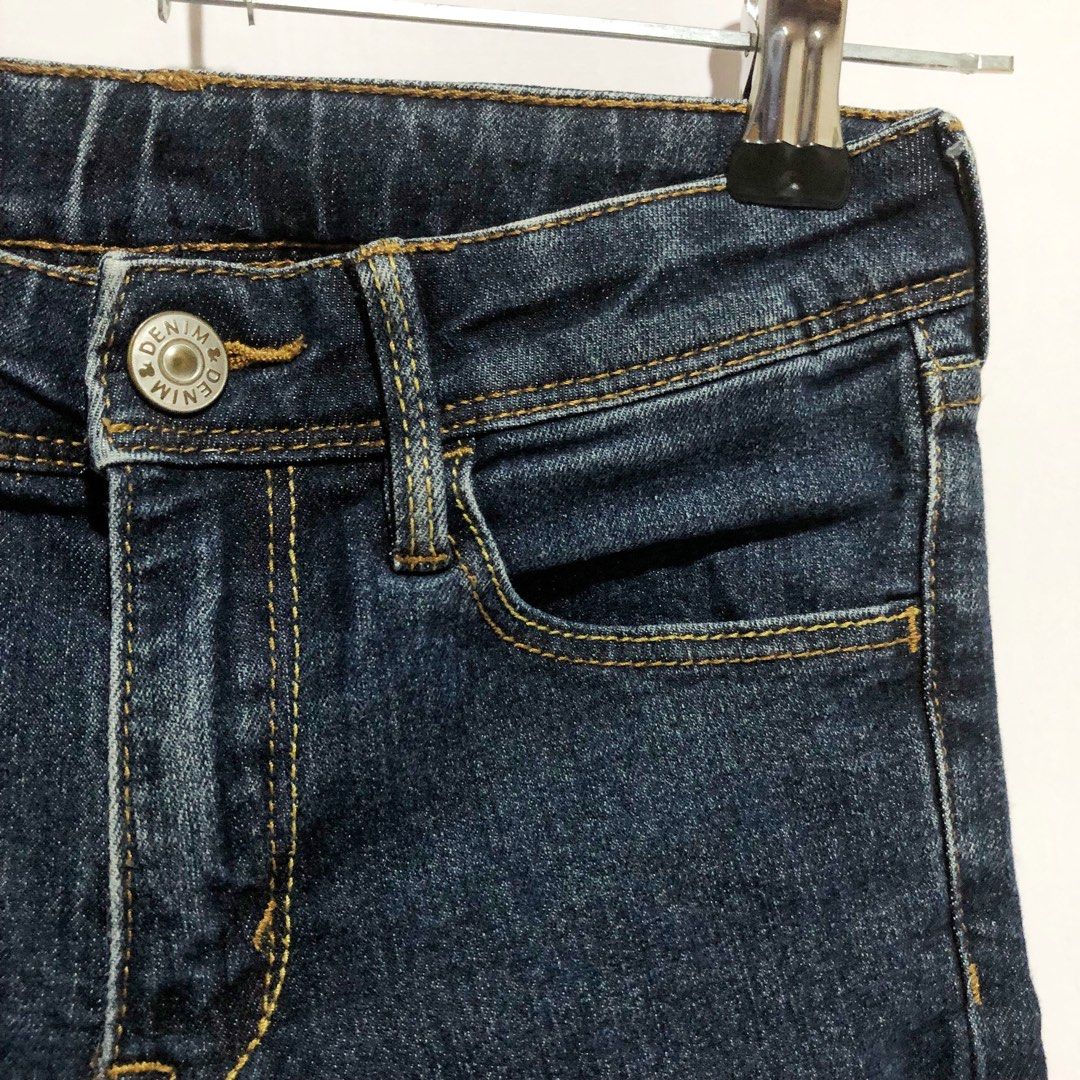 由 jls_present (刊登 ID 1379103055，圖片 2) 提交，位於 高雄市 (Kaohsiung) 的 百貨專櫃H&M 女童裝 簡約百搭牛仔長褲 (類別：嬰兒及兒童流行時尚)，說明：♥️ 二手商品，親友託售，保存良好。沒有破損、沒有毛球、沒有髒污，正常使用痕跡，不介意再下單。 ♥️ 腰部內側可調節鬆緊，材質沒有彈性。 ♥️ 產地：孟加拉。 ♥️ 材質：70%棉+22%聚酯纖維+7%黏纖+1%氨綸。 ♥️ 平量尺寸（公分）：腰27 * 褲檔16 * 臀寬31.5 * 大腿寬18 * 褲管寬12 * 全長71。 ♥️ 運費：超商店到店$60。。