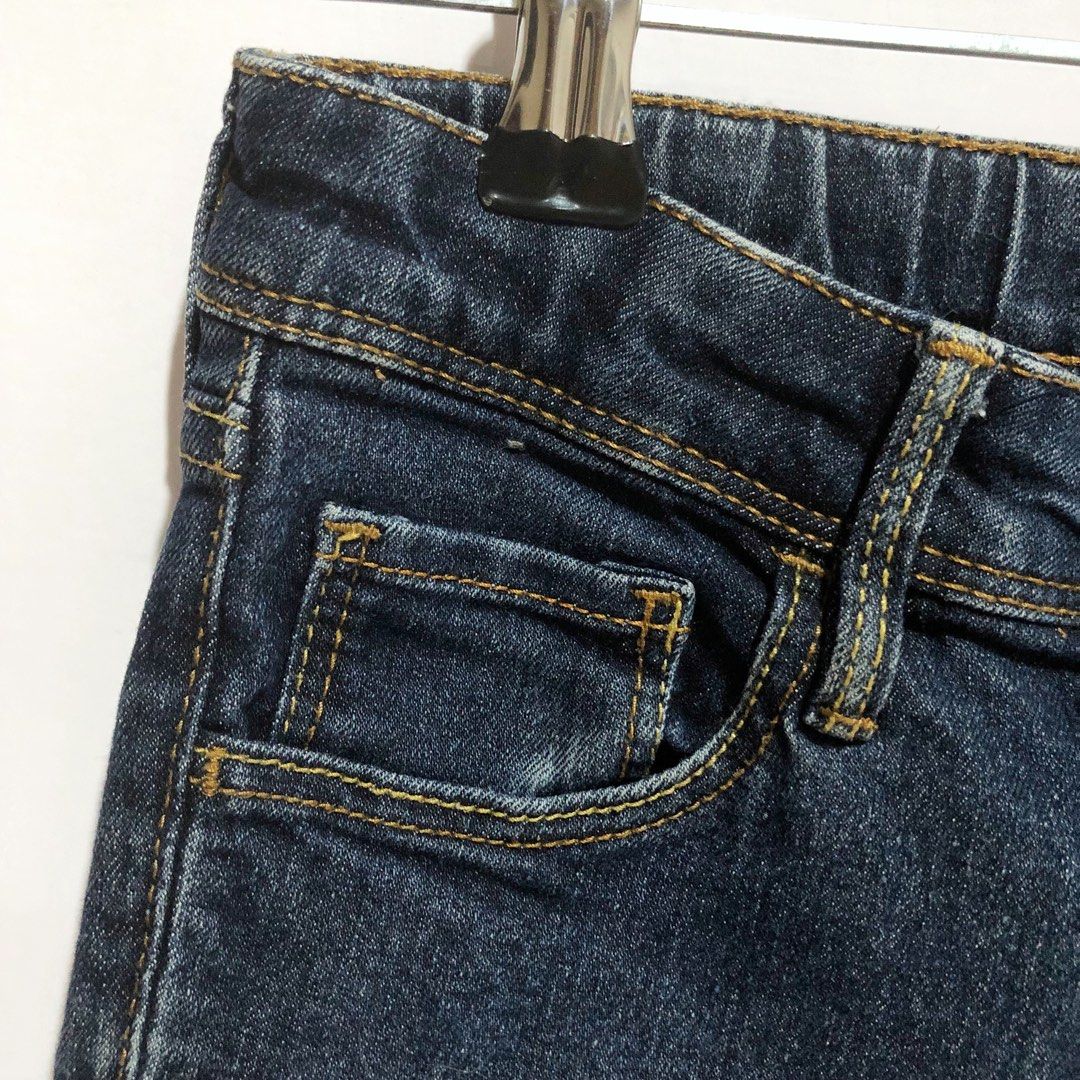 由 jls_present (刊登 ID 1379103055，圖片 3) 提交，位於 高雄市 (Kaohsiung) 的 百貨專櫃H&M 女童裝 簡約百搭牛仔長褲 (類別：嬰兒及兒童流行時尚)，說明：♥️ 二手商品，親友託售，保存良好。沒有破損、沒有毛球、沒有髒污，正常使用痕跡，不介意再下單。 ♥️ 腰部內側可調節鬆緊，材質沒有彈性。 ♥️ 產地：孟加拉。 ♥️ 材質：70%棉+22%聚酯纖維+7%黏纖+1%氨綸。 ♥️ 平量尺寸（公分）：腰27 * 褲檔16 * 臀寬31.5 * 大腿寬18 * 褲管寬12 * 全長71。 ♥️ 運費：超商店到店$60。。