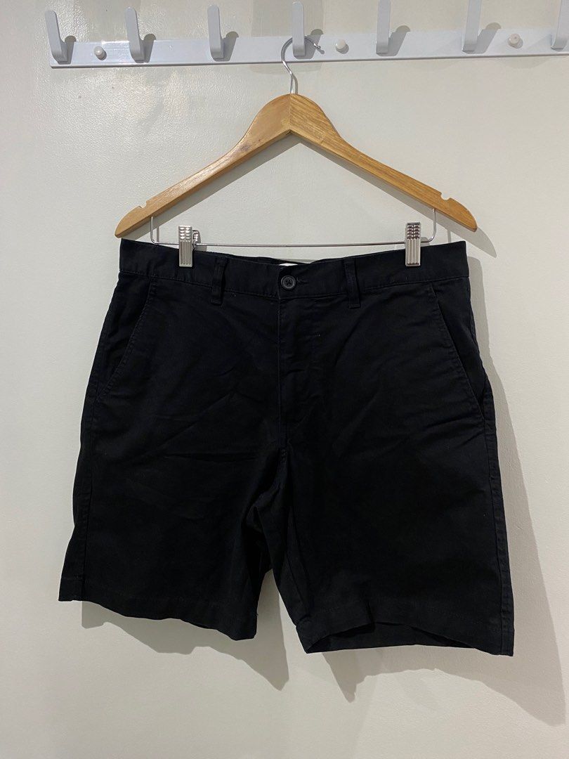 H&M Black Canvas Shorts (Category: Shorts) located in Quezon City. Submitted by r_decluttering (Listing ID 1379094750, Image 1). Description: H&M Black Canvas Shorts Size 31 Good as new. Used once. Bought for 1k+ Length: 18 Leg opening: 11.