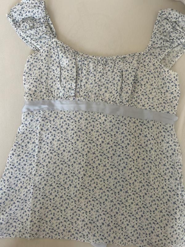 hollister babydoll y2k blue floral authentic coquette top ribbon tie satin (Category: Blouses) located in Singapore. Submitted by boyturnoffthatclairo (Listing ID 1378953783, Image 1). Description: tag brandy melville abercrombie and fitch summer blouse authentic no taobao here 😵.