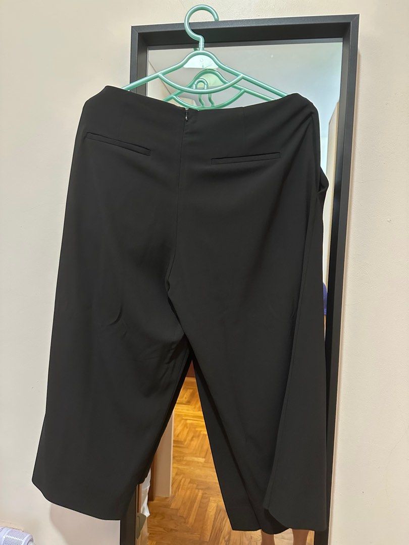 In Good Company Black Culottes - Size M (Category: Other Bottoms) located in Singapore. Submitted by Coffeebean (Listing ID 1378982866, Image 2). Description: Size M Top up $2.5 for smartpac .