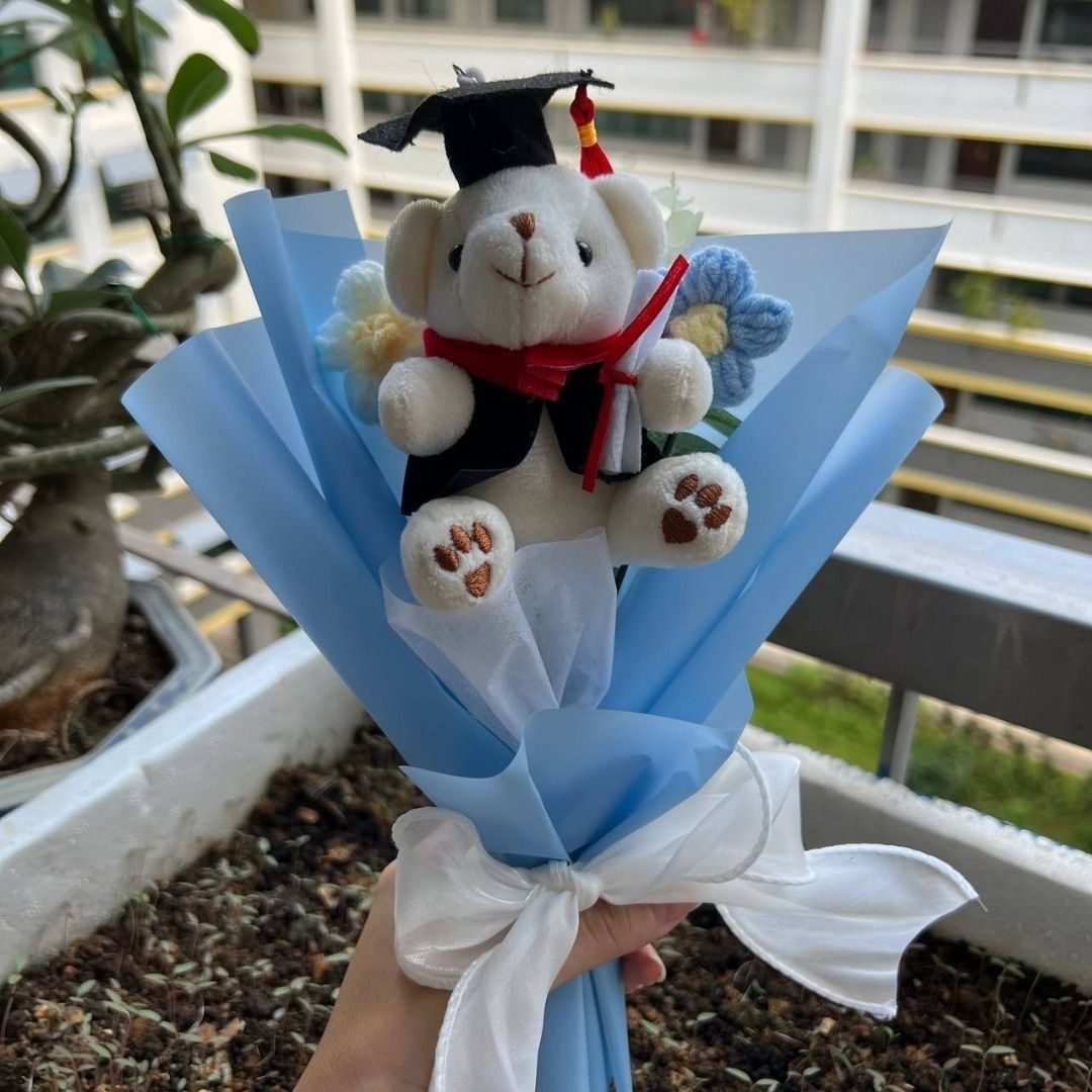 [Instock] Crochet Graduation Bear Daisy Bouquet / Birthday / Mothers Day / Graduation / Valentines Day / Anniversary / Monthsary / Graduation Gift / Same Day Collection (Category: Flowers & Bouquets) located in Singapore. Submitted by craftybouquets (Listing ID 1379001390, Image 2). Description: ✨ Fast Delivery & Self-Collection Available! ✨ Order directly from our website for quicker delivery or convenient self-collection: https://knotsandgifts.