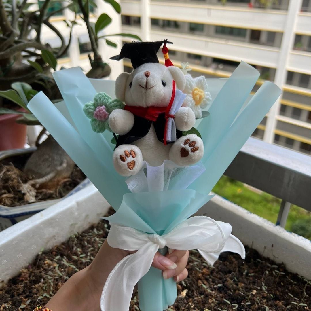 [Instock] Crochet Graduation Bear Daisy Bouquet / Birthday / Mothers Day / Graduation / Valentines Day / Anniversary / Monthsary / Graduation Gift / Same Day Collection (Category: Flowers & Bouquets) located in Singapore. Submitted by craftybouquets (Listing ID 1379001390, Image 3). Description: ✨ Fast Delivery & Self-Collection Available! ✨ Order directly from our website for quicker delivery or convenient self-collection: https://knotsandgifts.