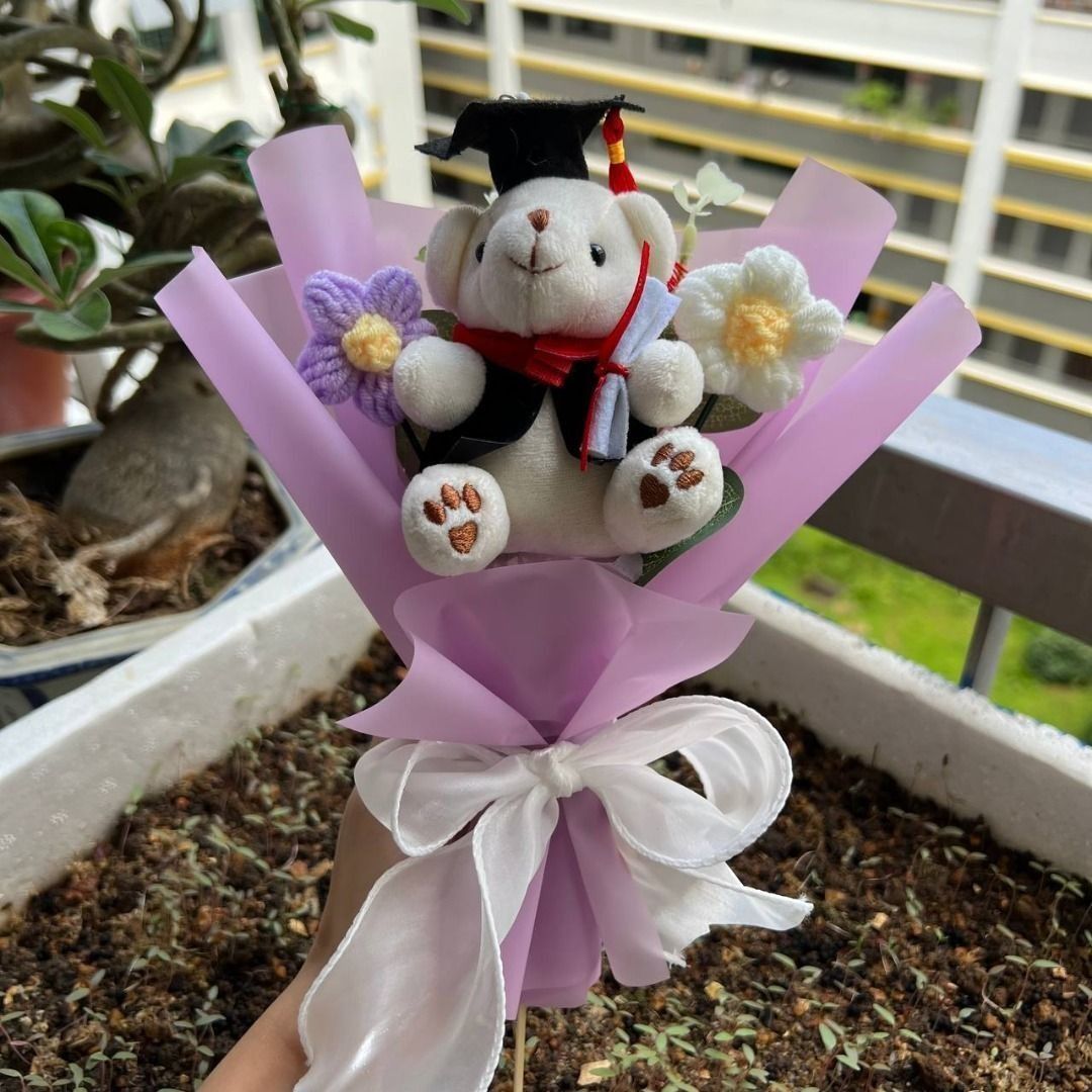 [Instock] Crochet Graduation Bear Daisy Bouquet / Birthday / Mothers Day / Graduation / Valentines Day / Anniversary / Monthsary / Graduation Gift / Same Day Collection (Category: Flowers & Bouquets) located in Singapore. Submitted by craftybouquets (Listing ID 1379001390, Image 1). Description: ✨ Fast Delivery & Self-Collection Available! ✨ Order directly from our website for quicker delivery or convenient self-collection: https://knotsandgifts.