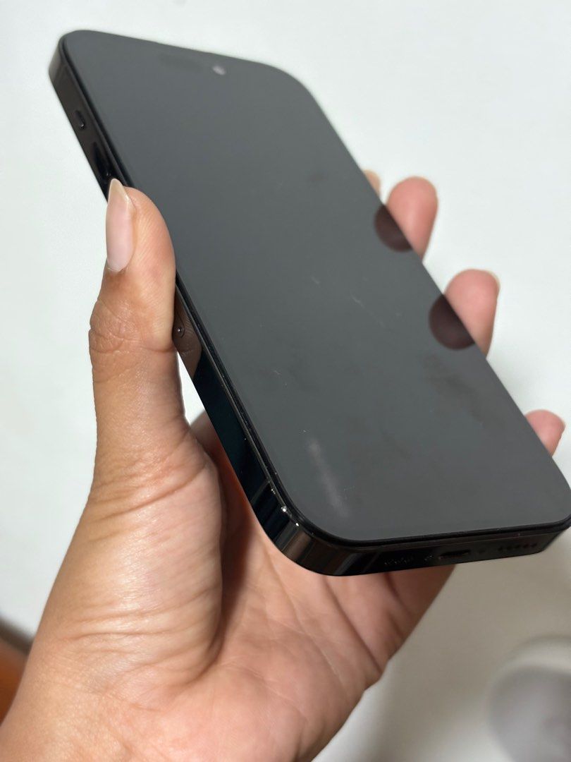 iPhone 14 Pro Space Black 1 TB (Category: iPhone 14 Series) located in Singapore. Submitted by bobbbshop (Listing ID 1379106951, Image 3). Description: Iphone 14 Pro. -has some small dents at the sides as seen - LCD screen has been changed due to scratches (not original) - iPhone heats up a little, selling it cheaper if u want to change the screen to original. Other than that everything else is in good condition, battery is 100%, storage 1TB sure