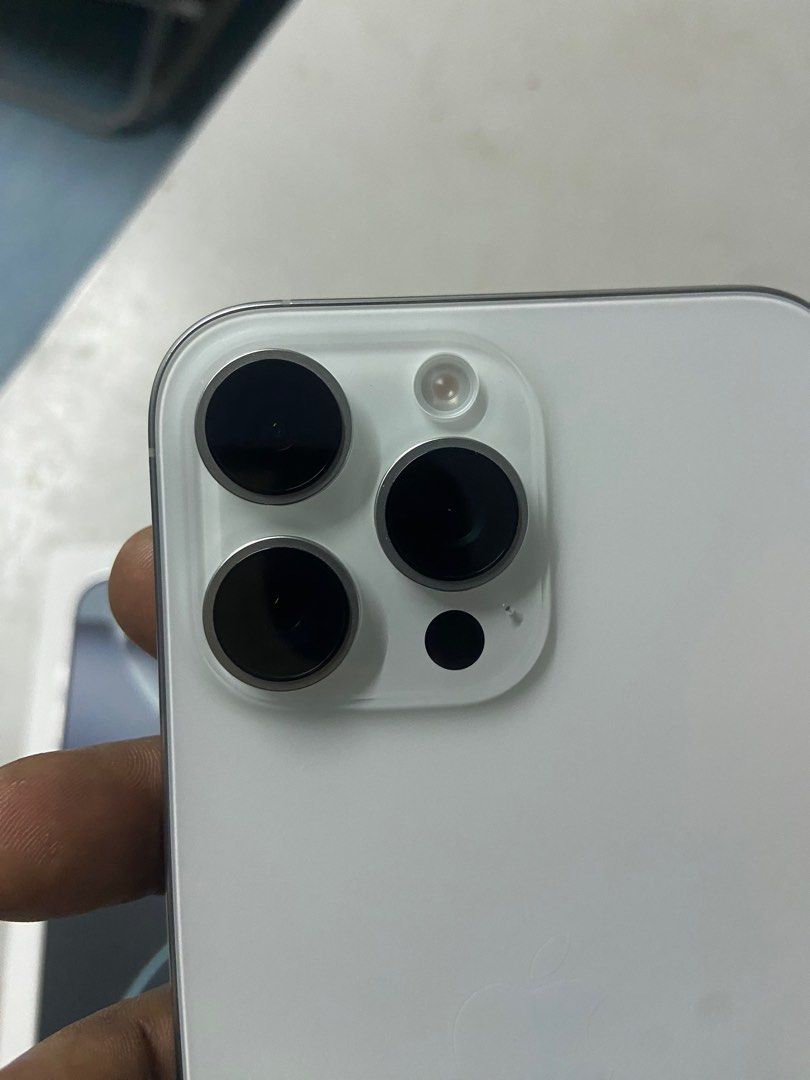 Iphone 16 pro max (256gb white) (Category: Garage sale) located in Singapore. Submitted by farfect (Listing ID 1378973796, Image 3). Description: iphone 16 pro max 256gb white color Cycle count 27 Warranty until 7/6/2026 .