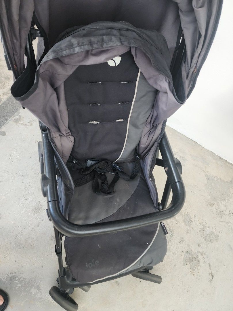 Joie stroller (Category: Strollers) located in Singapore. Submitted by eruanne (Listing ID 1378928838, Image 1). Description: belt not working.