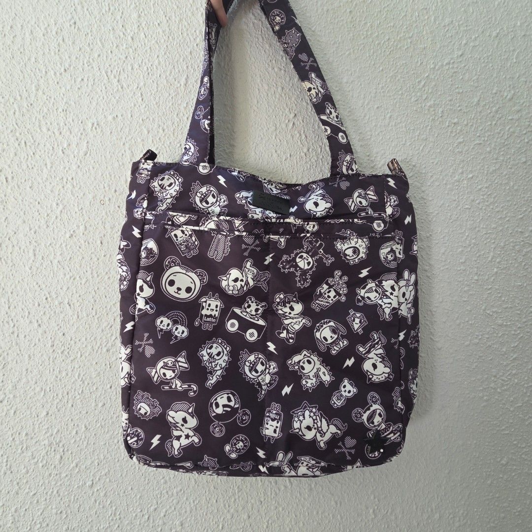 Jujube Be Light in Queen's Court (Tokidoki) (Category: Diaper Bags & Wetbags) located in Singapore. Submitted by kittypoh (Listing ID 1379032543, Image 1). Description: This is Jujube Be Light tote bag was my go-to diaper bag when we had a baby. It's a great size for quick trips out. In great condition with minimal wear, just need a quick machine wash and it'll be good to go! Ideal for everyday use or as a diaper bag..