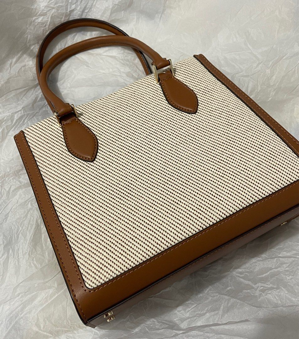 Kate Spade Small Tote (Category: Luxury Bags & Wallets) located in Mandaluyong City. Submitted by shopgirlsass (Listing ID 1379052574, Image 2). Description: Brand new with tag from the US.