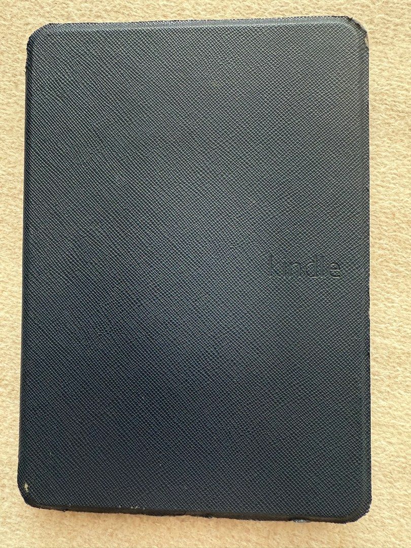 Kindle Paperwhite (10th Gen) with Cover (Category: E-Readers) located in Singapore. Submitted by mojoking (Listing ID 1378929699, Image 3). Description: Lightly used Kindle Paperwhite (10th generation) e-reader with a matching smart cover. The cover is in good condition. The screen is in excellent condition. Includes the original geekbit cover..